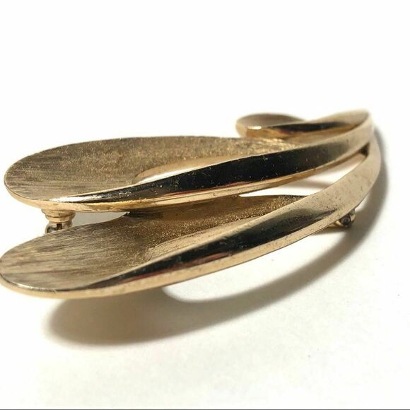 Modernist Trifari Crown Signed Brooch, Gold tone Swirl Swoosh Hat Sweater Pin - Picture 6 of 6